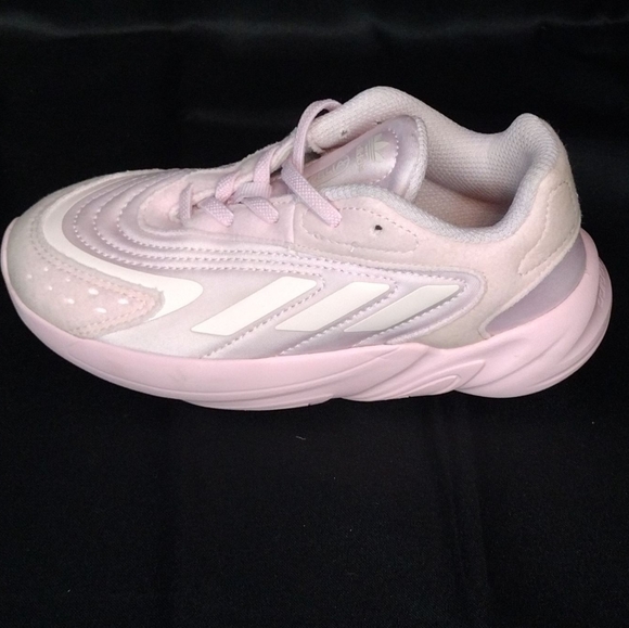 Introducing the Pink Adidas Ozelia Size 12 Kids - Step into Style and Comfort! - Picture 4 of 6